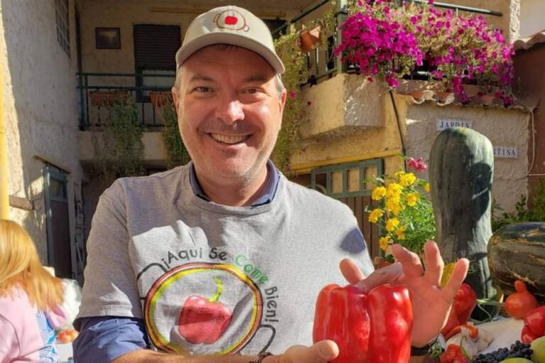 Roberto Cavallini holding a León Pimiento Morrón during his visit to Fresno de la Vega, inspiration for El Pimiento Restaurant Miami.