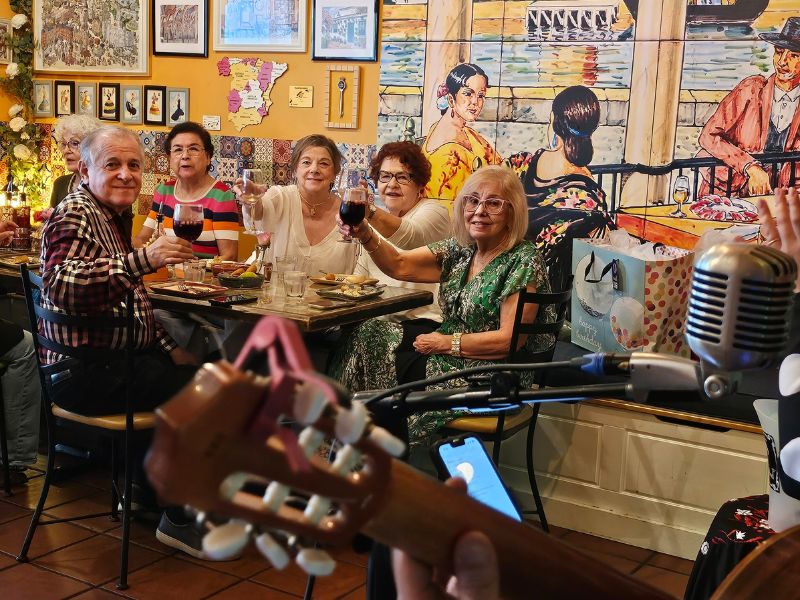 Guests enjoying live music and Spanish dining experience at El Pimiento Restaurant in Miami